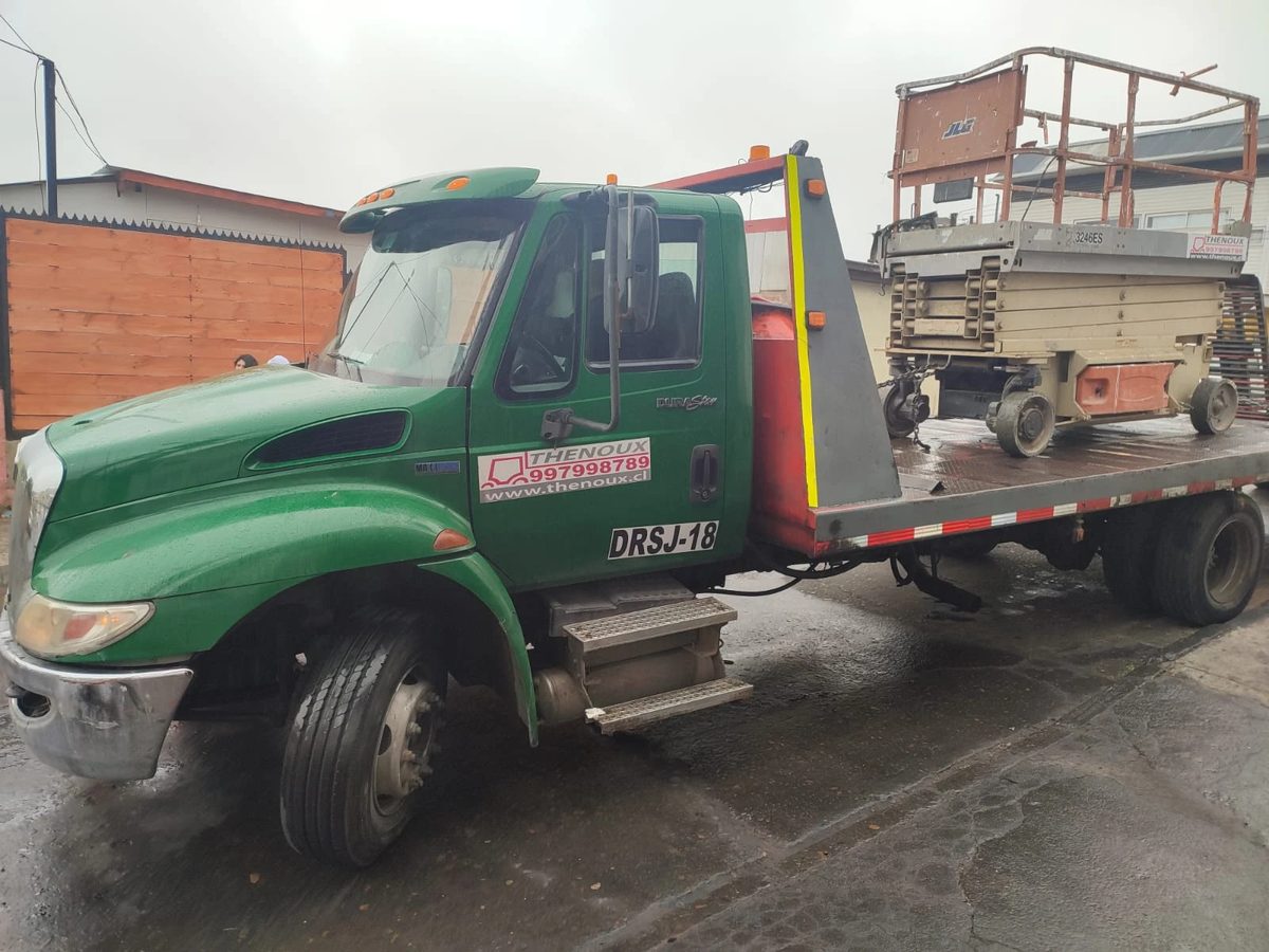 Camión de Thenoux transportando una plataforma tijera