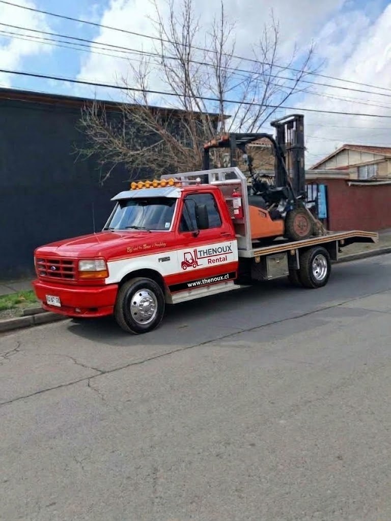Camión cama de Thenoux Rental transportando una grúa horquilla